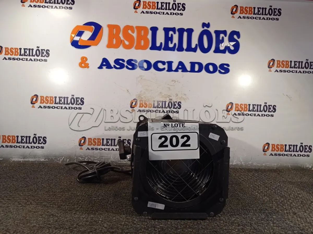 LOTE 202 - 01 LUMINÁRIA PARA ESTÚDIO LINE PRO. (NO ESTADO) ATENÇÃO! FAZER A VISITAÇÃO ANTES DE ARREMATAR, NÃO SABEMOS SE FUNCIONA. LEILÃO NÃO TEM GARANTIA E NEM DEVOLUÇÃO, SUJEITO A POSSÍVEIS AVARIAS VISÍVEIS/OCULTAS E/OU AUSÊNCIA DE COMPONENTES.