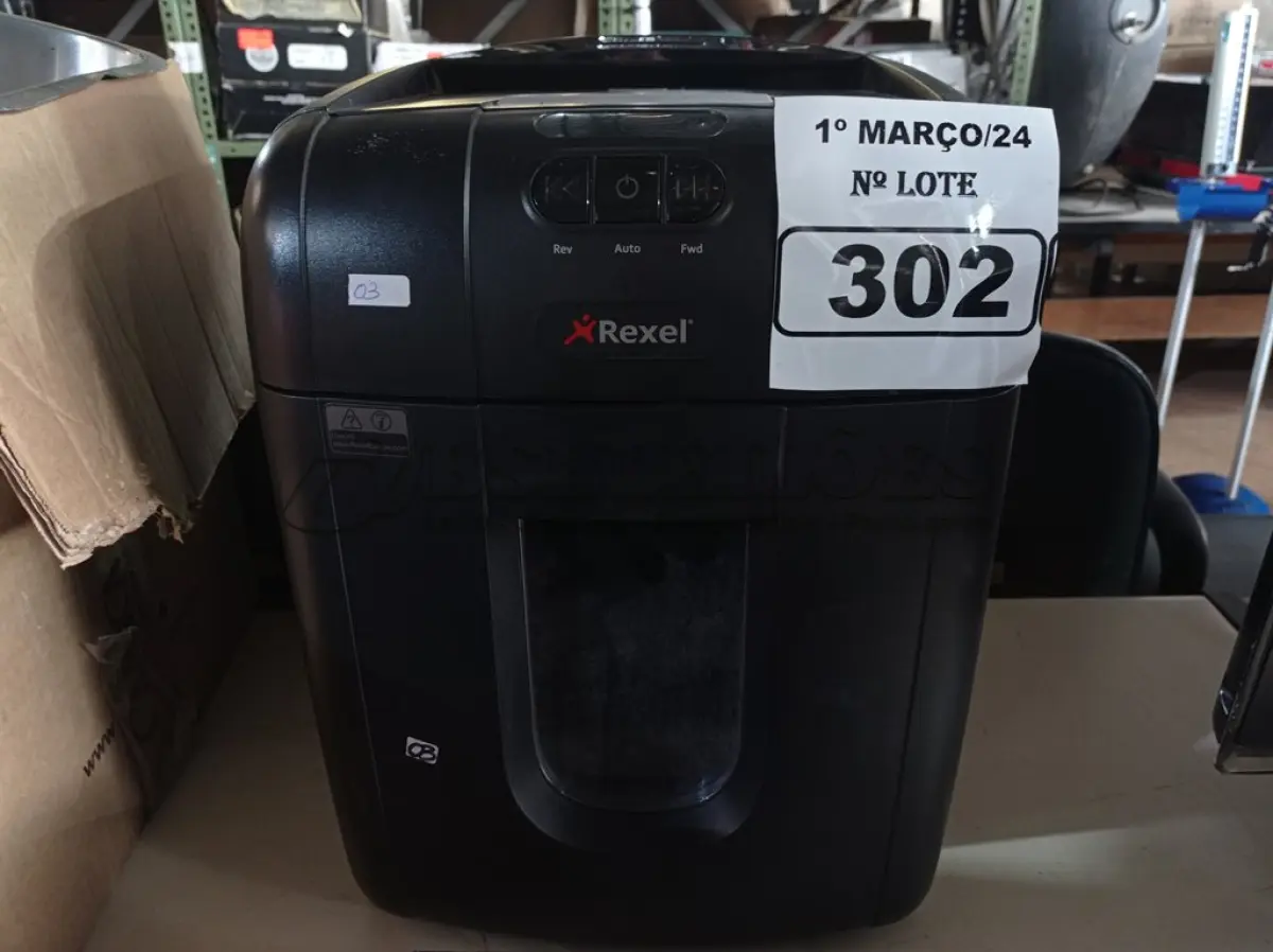 LOTE 302 - 01 FRAGMENTADORA DE PAPEL MARCA REXEL. (NO ESTADO) ATENÇÃO! FAZER A VISITAÇÃO ANTES DE ARREMATAR, NÃO SABEMOS SE FUNCIONA. LEILÃO NÃO TEM GARANTIA E NEM DEVOLUÇÃO, SUJEITO A POSSÍVEIS AVARIAS VISÍVEIS/OCULTAS E/OU AUSÊNCIA DE COMPONENTES.