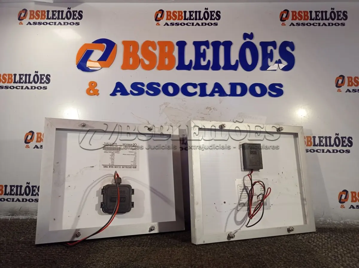 LOTE 455 - 02 PAINÉIS SOLARES 18V 10W. (NO ESTADO) ATENÇÃO! FAZER A VISITAÇÃO ANTES DE ARREMATAR, NÃO SABEMOS SE FUNCIONA. LEILÃO NÃO TEM GARANTIA E NEM DEVOLUÇÃO, SUJEITO A POSSÍVEIS AVARIAS VISÍVEIS/OCULTAS E/OU AUSÊNCIA DE COMPONENTES.
