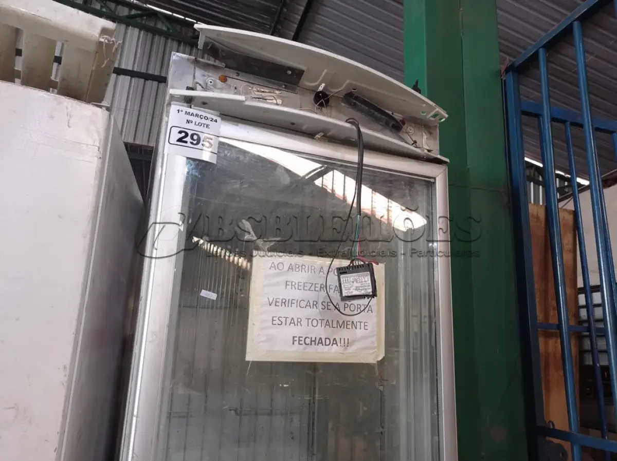 LOTE 295 - 01 CERVEJEIRA MARCA METALFRIO. (NO ESTADO) ATENÇÃO! FAZER A VISITAÇÃO ANTES DE ARREMATAR, NÃO SABEMOS SE FUNCIONA. LEILÃO NÃO TEM GARANTIA E NEM DEVOLUÇÃO, SUJEITO A POSSÍVEIS AVARIAS VISÍVEIS/OCULTAS E/OU AUSÊNCIA DE COMPONENTES.