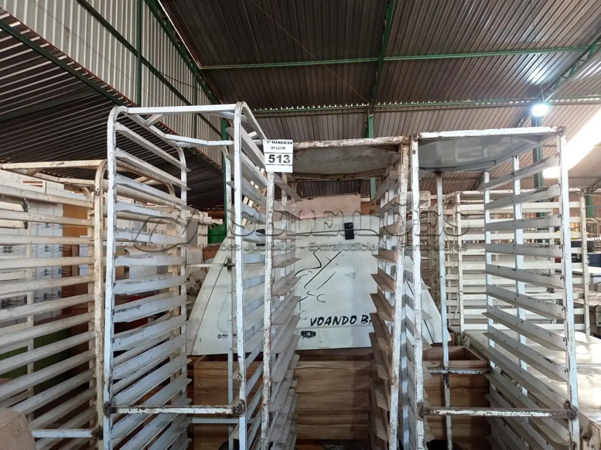 LOTE 513 - 04 CARRINHOS PARA TRANSPORTE DE BANDEJAS. (NO ESTADO) ATENÇÃO! FAZER A VISITAÇÃO ANTES DE ARREMATAR, NÃO SABEMOS SE FUNCIONA. LEILÃO NÃO TEM GARANTIA E NEM DEVOLUÇÃO, SUJEITO A POSSÍVEIS AVARIAS VISÍVEIS/OCULTAS E/OU AUSÊNCIA DE COMPONENTES.