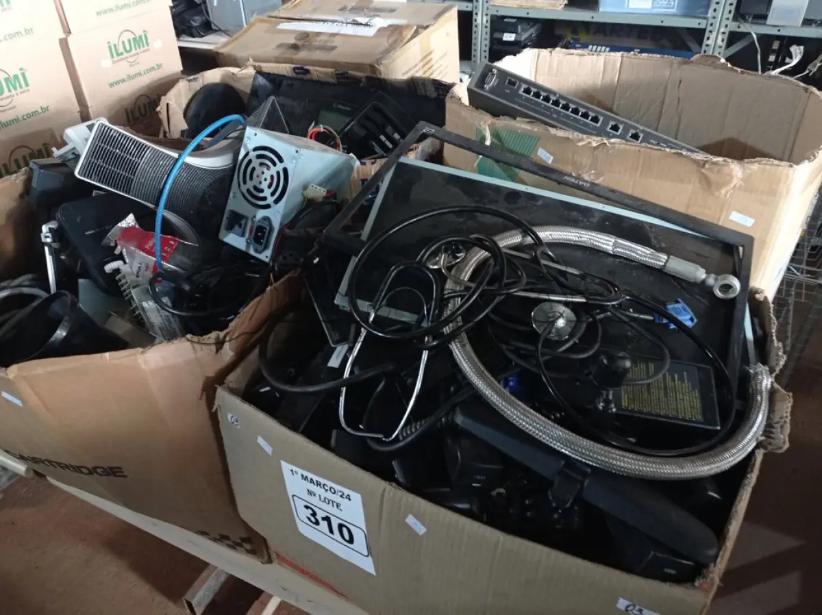 LOTE 310 - 01 LOTE COM MATERIAIS DIVERSOS. (NO ESTADO) ATENÇÃO! FAZER A VISITAÇÃO ANTES DE ARREMATAR, NÃO SABEMOS SE FUNCIONA. LEILÃO NÃO TEM GARANTIA E NEM DEVOLUÇÃO, SUJEITO A POSSÍVEIS AVARIAS VISÍVEIS/OCULTAS E/OU AUSÊNCIA DE COMPONENTES.