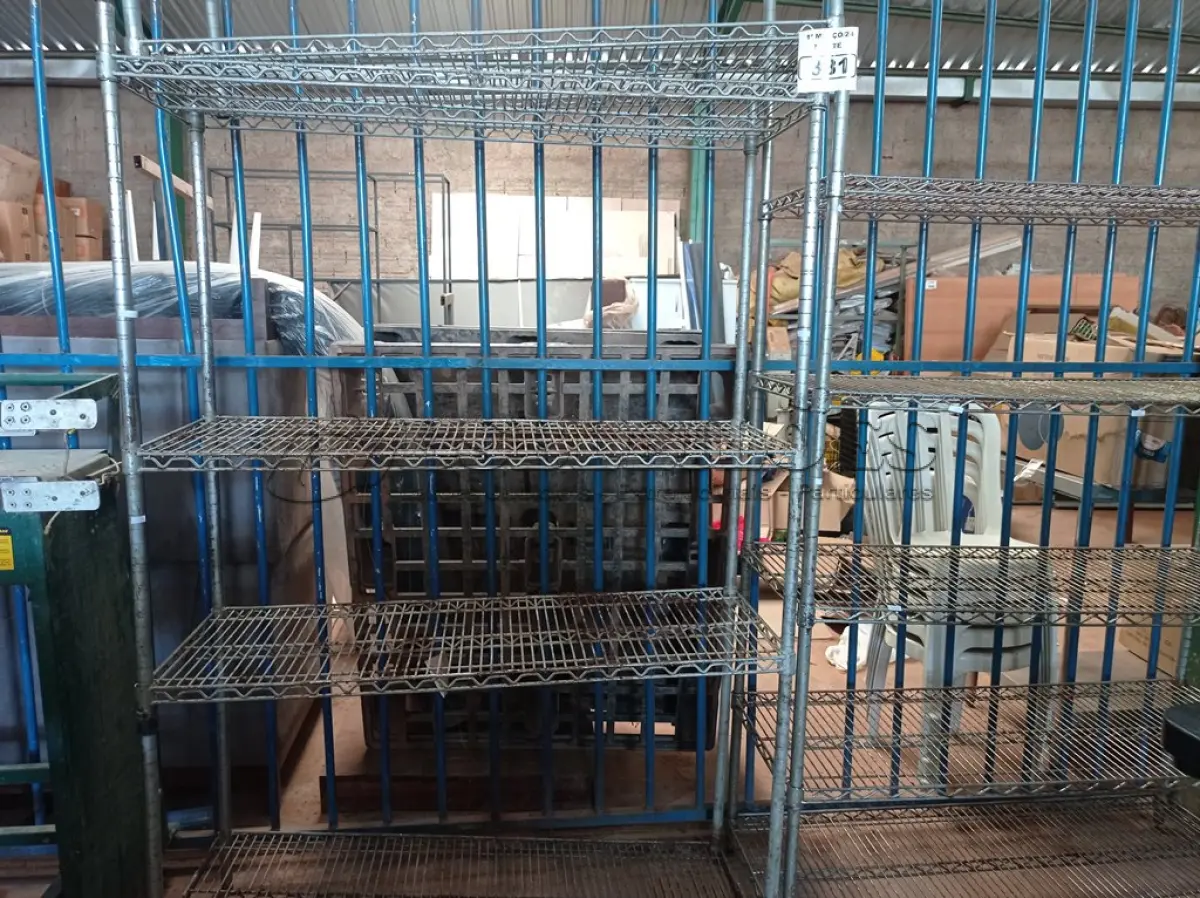 LOTE 381 - 01 CARRINHO E 02 ESTANTES DE FERRO. (NO ESTADO) ATENÇÃO! FAZER A VISITAÇÃO ANTES DE ARREMATAR, NÃO SABEMOS SE FUNCIONA. LEILÃO NÃO TEM GARANTIA E NEM DEVOLUÇÃO, SUJEITO A POSSÍVEIS AVARIAS VISÍVEIS/OCULTAS E/OU AUSÊNCIA DE COMPONENTES.