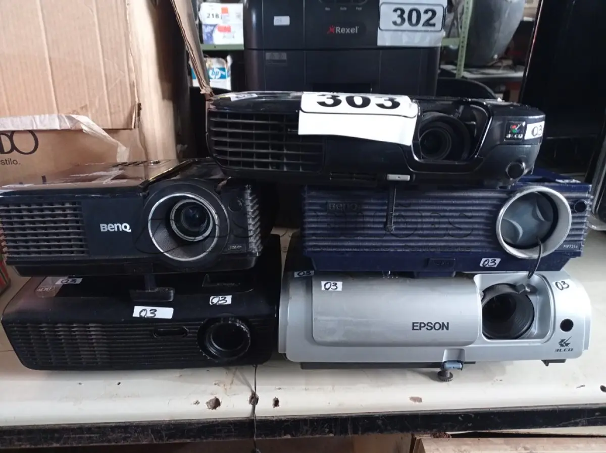 LOTE 303 - 05 PROJETORES MULTIMIDIA MARCAS E MODELOS DIVERSOS. (NO ESTADO) ATENÇÃO! FAZER A VISITAÇÃO ANTES DE ARREMATAR, NÃO SABEMOS SE FUNCIONA. LEILÃO NÃO TEM GARANTIA E NEM DEVOLUÇÃO, SUJEITO A POSSÍVEIS AVARIAS VISÍVEIS/OCULTAS E/OU AUSÊNCIA DE COMPONENTES.