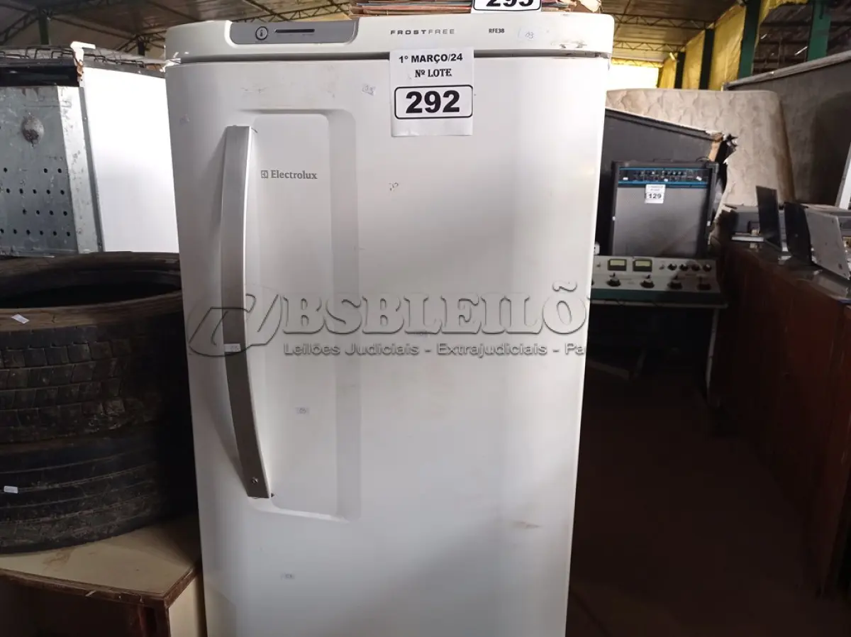 LOTE 292 - 01 GELADEIRA FROST FREE MARCA ELECTROLUX 220V. (NO ESTADO) ATENÇÃO! FAZER A VISITAÇÃO ANTES DE ARREMATAR, NÃO SABEMOS SE FUNCIONA. LEILÃO NÃO TEM GARANTIA E NEM DEVOLUÇÃO, SUJEITO A POSSÍVEIS AVARIAS VISÍVEIS/OCULTAS E/OU AUSÊNCIA DE COMPONENTES.