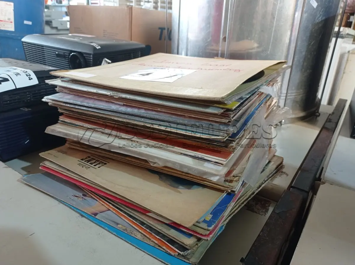 LOTE 462 - 01 LOTE COM VÁRIOS DISCOS DE VINIL. (NO ESTADO) ATENÇÃO! FAZER A VISITAÇÃO ANTES DE ARREMATAR, NÃO SABEMOS SE FUNCIONA. LEILÃO NÃO TEM GARANTIA E NEM DEVOLUÇÃO, SUJEITO A POSSÍVEIS AVARIAS VISÍVEIS/OCULTAS E/OU AUSÊNCIA DE COMPONENTES.