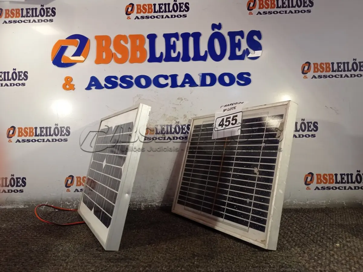 LOTE 455 - 02 PAINÉIS SOLARES 18V 10W. (NO ESTADO) ATENÇÃO! FAZER A VISITAÇÃO ANTES DE ARREMATAR, NÃO SABEMOS SE FUNCIONA. LEILÃO NÃO TEM GARANTIA E NEM DEVOLUÇÃO, SUJEITO A POSSÍVEIS AVARIAS VISÍVEIS/OCULTAS E/OU AUSÊNCIA DE COMPONENTES.