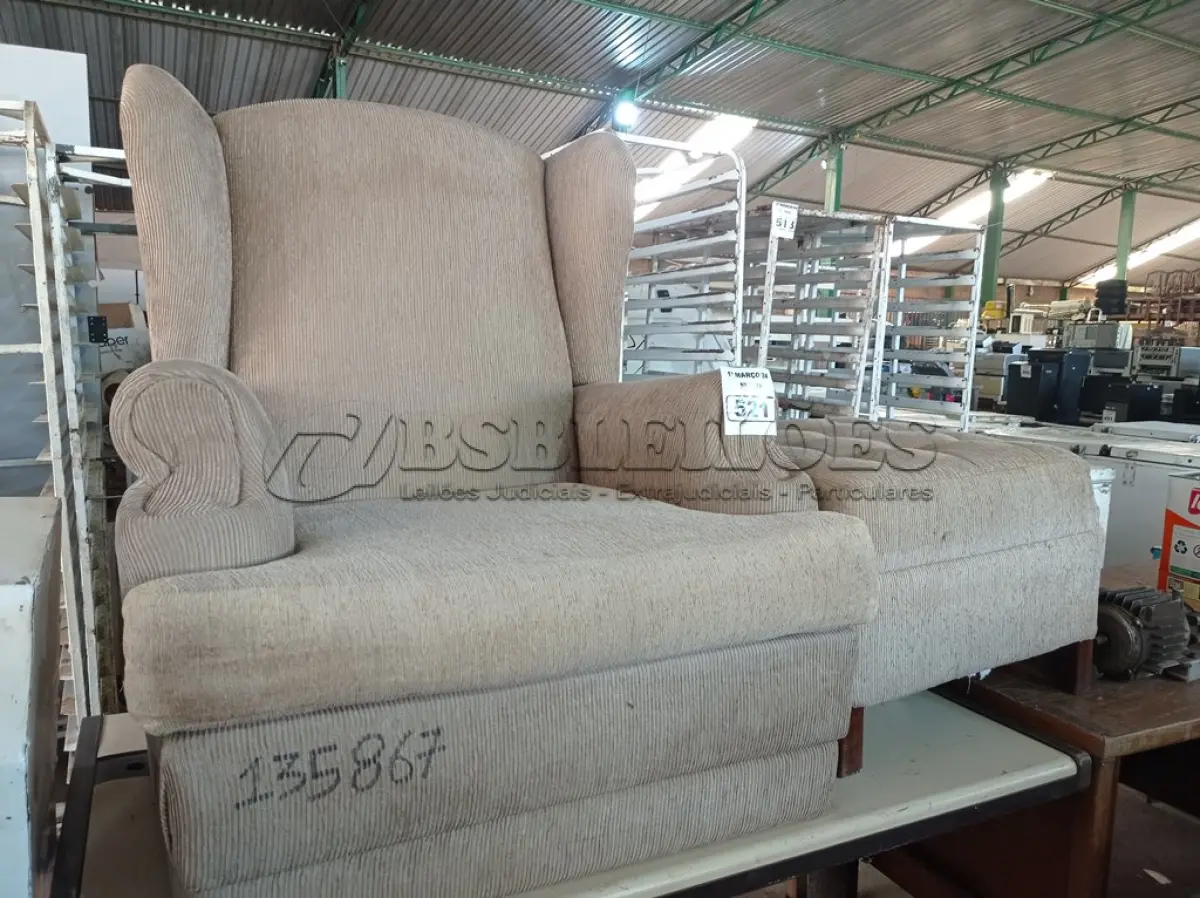 LOTE 521 - 01 POLTRONA E 01 DESCANSO DE PERNAS ESTOFADO. (NO ESTADO) ATENÇÃO! FAZER A VISITAÇÃO ANTES DE ARREMATAR, NÃO SABEMOS SE FUNCIONA. LEILÃO NÃO TEM GARANTIA E NEM DEVOLUÇÃO, SUJEITO A POSSÍVEIS AVARIAS VISÍVEIS/OCULTAS E/OU AUSÊNCIA DE COMPONENTES.