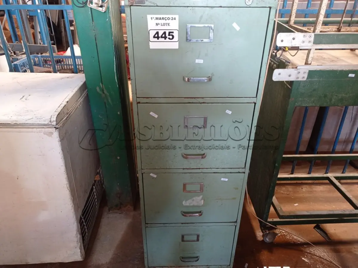 LOTE 445 - 01 ARMÁRIO DE AÇO COM 04 GAVETAS. (NO ESTADO) ATENÇÃO! FAZER A VISITAÇÃO ANTES DE ARREMATAR, NÃO SABEMOS SE FUNCIONA. LEILÃO NÃO TEM GARANTIA E NEM DEVOLUÇÃO, SUJEITO A POSSÍVEIS AVARIAS VISÍVEIS/OCULTAS E/OU AUSÊNCIA DE COMPONENTES.