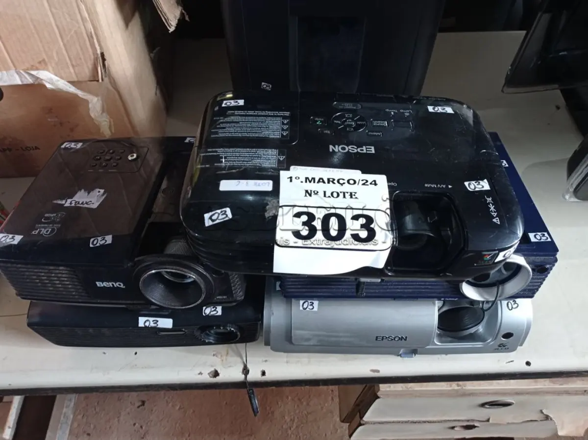 LOTE 303 - 05 PROJETORES MULTIMIDIA MARCAS E MODELOS DIVERSOS. (NO ESTADO) ATENÇÃO! FAZER A VISITAÇÃO ANTES DE ARREMATAR, NÃO SABEMOS SE FUNCIONA. LEILÃO NÃO TEM GARANTIA E NEM DEVOLUÇÃO, SUJEITO A POSSÍVEIS AVARIAS VISÍVEIS/OCULTAS E/OU AUSÊNCIA DE COMPONENTES.