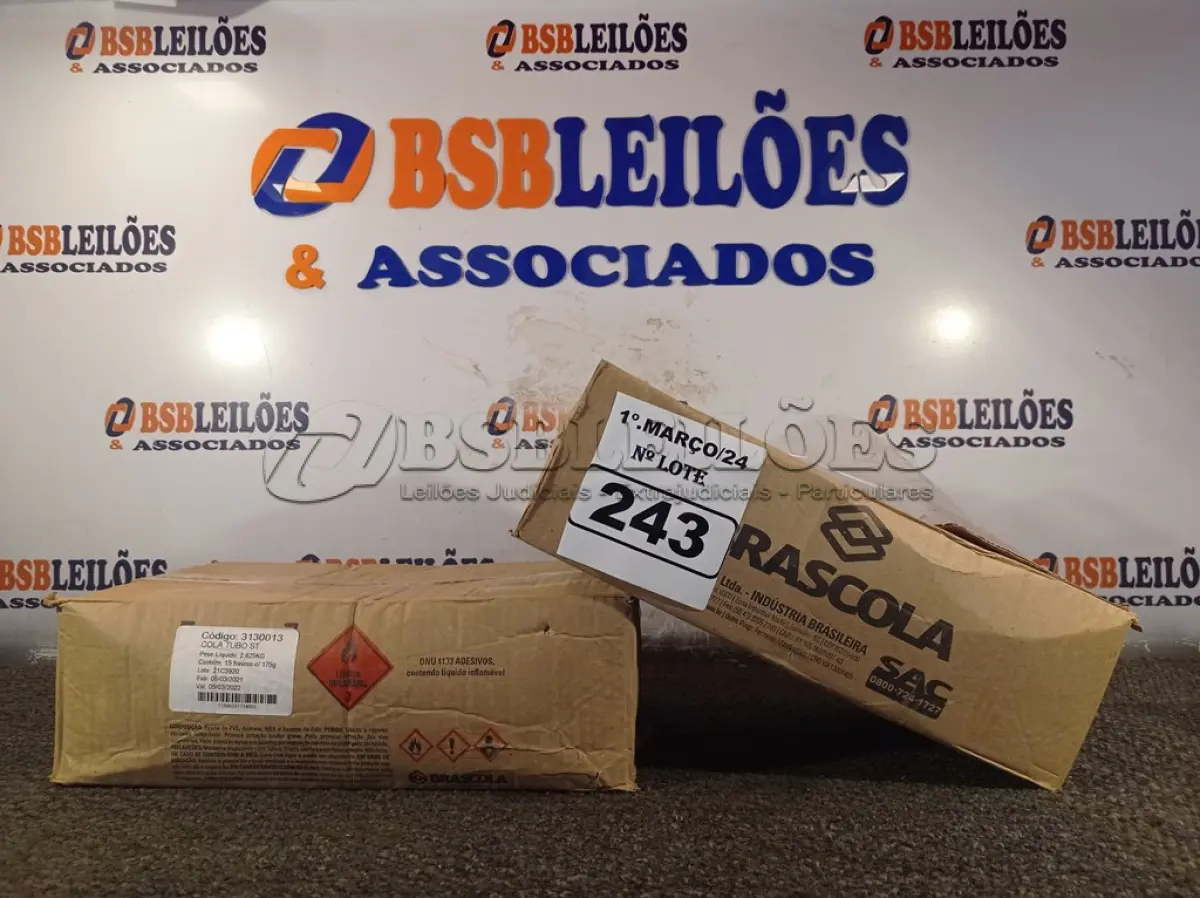 LOTE 243 - 02 CAIXAS COM COLA TUBO ST. (NO ESTADO) ATENÇÃO! FAZER A VISITAÇÃO ANTES DE ARREMATAR, NÃO SABEMOS SE FUNCIONA. LEILÃO NÃO TEM GARANTIA E NEM DEVOLUÇÃO, SUJEITO A POSSÍVEIS AVARIAS VISÍVEIS/OCULTAS E/OU AUSÊNCIA DE COMPONENTES.