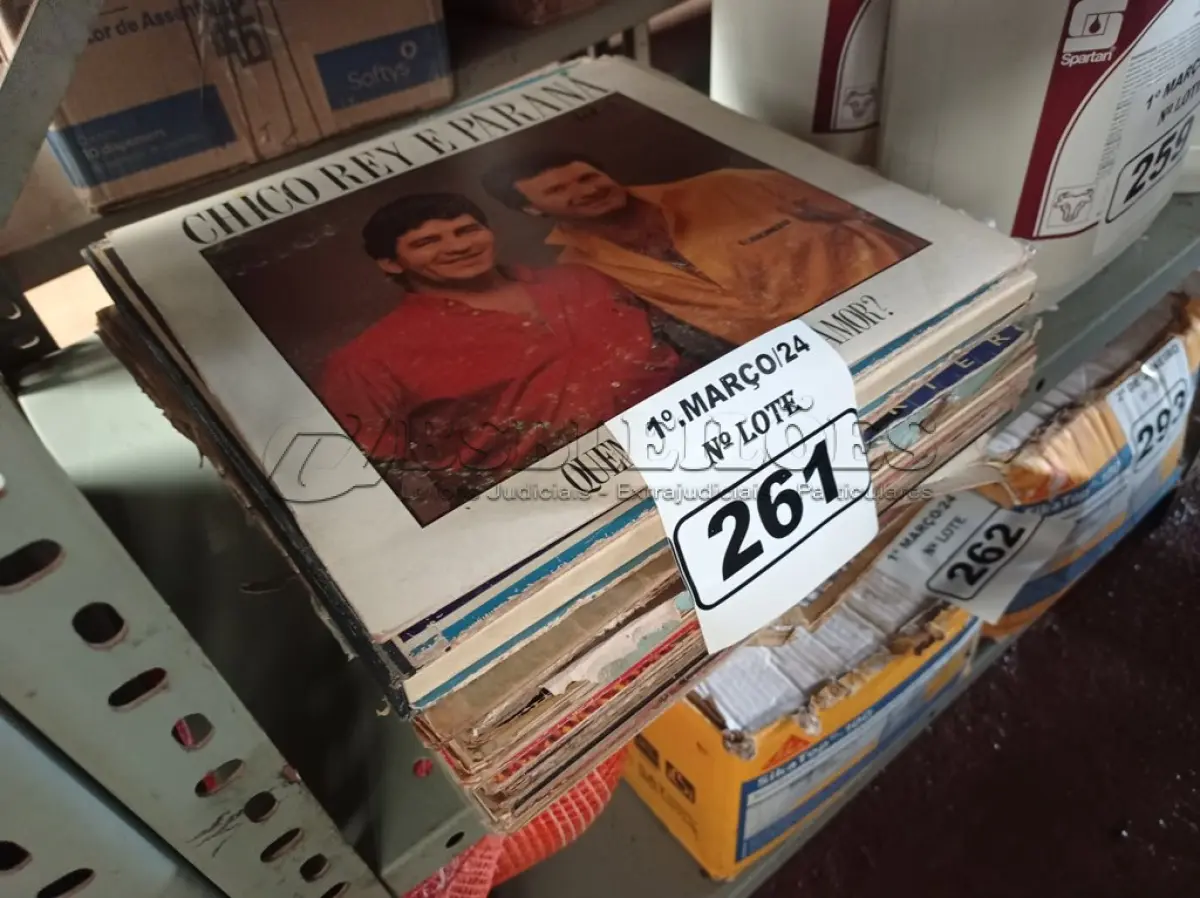 LOTE 261 - 01 LOTE COM VÁRIOS DISCOS DE VINIL. (NO ESTADO) ATENÇÃO! FAZER A VISITAÇÃO ANTES DE ARREMATAR, NÃO SABEMOS SE FUNCIONA. LEILÃO NÃO TEM GARANTIA E NEM DEVOLUÇÃO, SUJEITO A POSSÍVEIS AVARIAS VISÍVEIS/OCULTAS E/OU AUSÊNCIA DE COMPONENTES.
