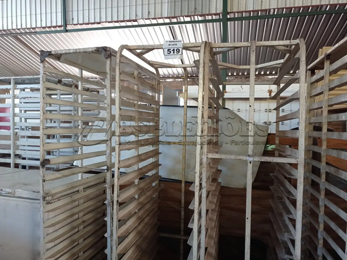 LOTE 519 - 03 CARRINHOS PARA TRANSPORTE DE BANDEJAS. (NO ESTADO) ATENÇÃO! FAZER A VISITAÇÃO ANTES DE ARREMATAR, NÃO SABEMOS SE FUNCIONA. LEILÃO NÃO TEM GARANTIA E NEM DEVOLUÇÃO, SUJEITO A POSSÍVEIS AVARIAS VISÍVEIS/OCULTAS E/OU AUSÊNCIA DE COMPONENTES.