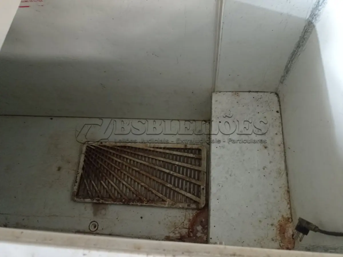 LOTE 235 - 01 FREEZER HORIZONTAL 02 TAMPAS 220V. (NO ESTADO) ATENÇÃO! FAZER A VISITAÇÃO ANTES DE ARREMATAR, NÃO SABEMOS SE FUNCIONA. LEILÃO NÃO TEM GARANTIA E NEM DEVOLUÇÃO, SUJEITO A POSSÍVEIS AVARIAS VISÍVEIS/OCULTAS E/OU AUSÊNCIA DE COMPONENTES.