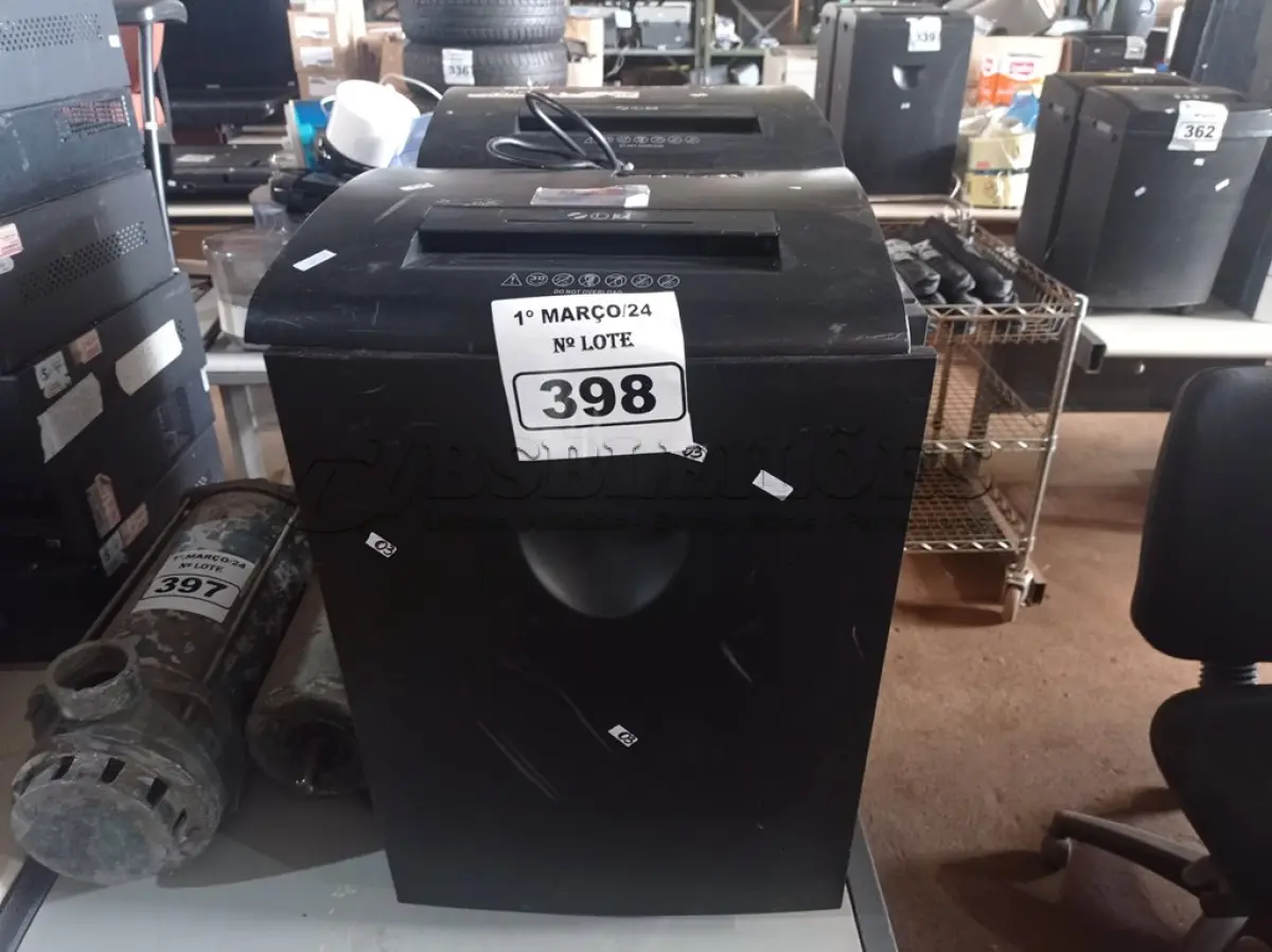 LOTE 398 - 02 FRAGMENTADORAS DE PAPEL. (NO ESTADO) ATENÇÃO! FAZER A VISITAÇÃO ANTES DE ARREMATAR, NÃO SABEMOS SE FUNCIONA. LEILÃO NÃO TEM GARANTIA E NEM DEVOLUÇÃO, SUJEITO A POSSÍVEIS AVARIAS VISÍVEIS/OCULTAS E/OU AUSÊNCIA DE COMPONENTES.