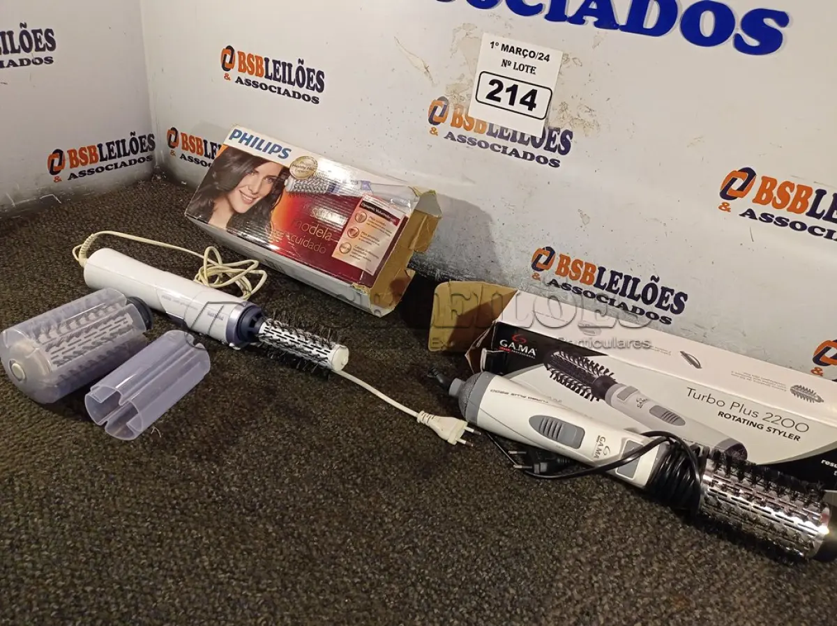 LOTE 214 - 02 ESCOVAS ROTATIVAS SENDO 01 MARCA PHILIPS E 01 GAMA ITALY. (NO ESTADO) ATENÇÃO! FAZER A VISITAÇÃO ANTES DE ARREMATAR, NÃO SABEMOS SE FUNCIONA. LEILÃO NÃO TEM GARANTIA E NEM DEVOLUÇÃO, SUJEITO A POSSÍVEIS AVARIAS VISÍVEIS/OCULTAS E/OU AUSÊNCIA DE COMPONENTES.