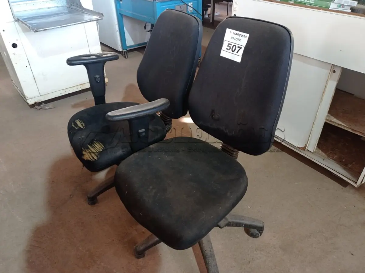 LOTE 507 - 02 CADEIRAS PARA ESCRITÓRIO COM PÉS GIRATÓRIOS. (NO ESTADO) ATENÇÃO! FAZER A VISITAÇÃO ANTES DE ARREMATAR, NÃO SABEMOS SE FUNCIONA. LEILÃO NÃO TEM GARANTIA E NEM DEVOLUÇÃO, SUJEITO A POSSÍVEIS AVARIAS VISÍVEIS/OCULTAS E/OU AUSÊNCIA DE COMPONENTES.