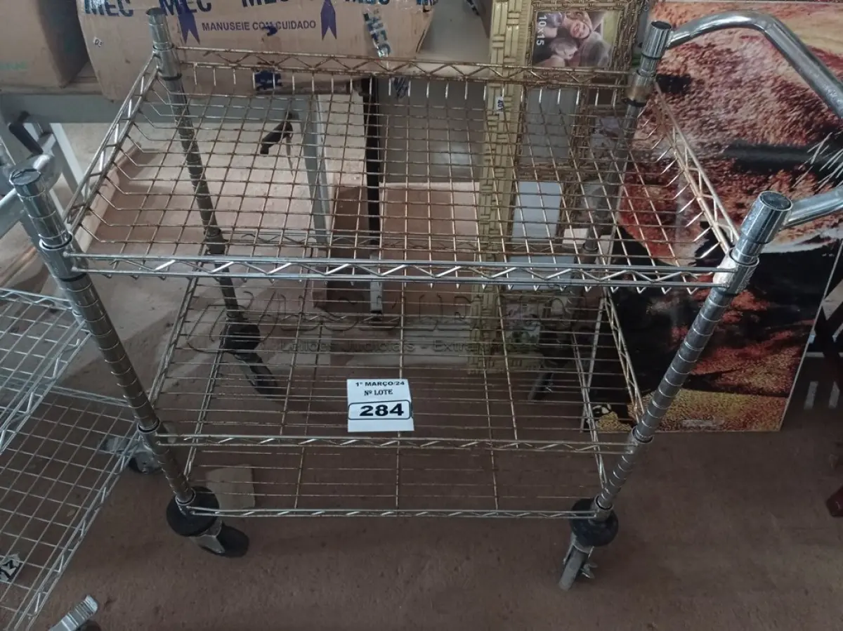 LOTE 284 - 01 CARRINHO PARA TRANSPORTE DE ALIMENTOS. (NO ESTADO) ATENÇÃO! FAZER A VISITAÇÃO ANTES DE ARREMATAR, NÃO SABEMOS SE FUNCIONA. LEILÃO NÃO TEM GARANTIA E NEM DEVOLUÇÃO, SUJEITO A POSSÍVEIS AVARIAS VISÍVEIS/OCULTAS E/OU AUSÊNCIA DE COMPONENTES.