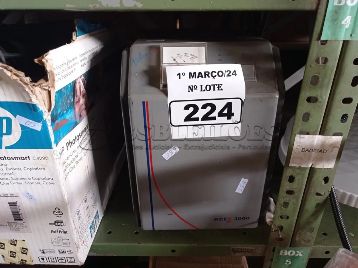 LOTE 224 - 01 ESTABILIZADOR DE TENSÃO KCE 3000. (NO ESTADO) ATENÇÃO! FAZER A VISITAÇÃO ANTES DE ARREMATAR, NÃO SABEMOS SE FUNCIONA. LEILÃO NÃO TEM GARANTIA E NEM DEVOLUÇÃO, SUJEITO A POSSÍVEIS AVARIAS VISÍVEIS/OCULTAS E/OU AUSÊNCIA DE COMPONENTES.