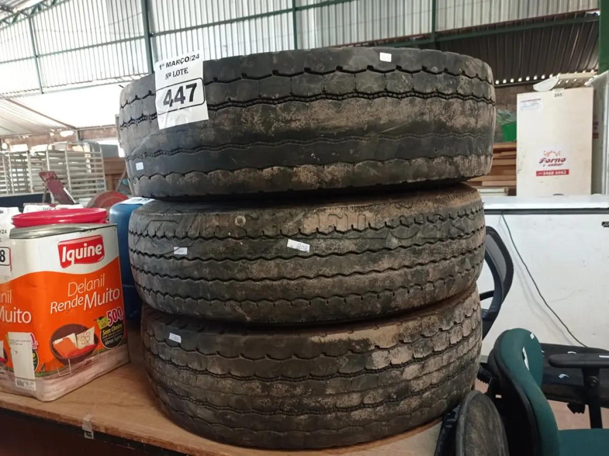 LOTE 447 - 03 PNEUS PARA CAMINHÃO ¾ 215/75/17,5. (NO ESTADO) ATENÇÃO! FAZER A VISITAÇÃO ANTES DE ARREMATAR, NÃO SABEMOS SE FUNCIONA. LEILÃO NÃO TEM GARANTIA E NEM DEVOLUÇÃO, SUJEITO A POSSÍVEIS AVARIAS VISÍVEIS/OCULTAS E/OU AUSÊNCIA DE COMPONENTES.