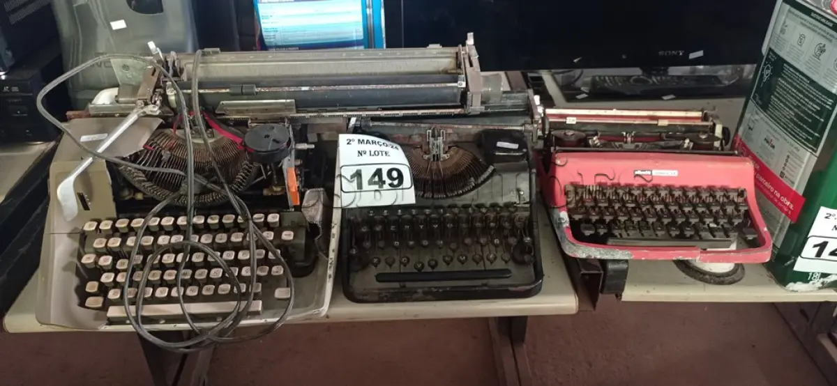 LOTE 149 - 03 MÁQUINAS DE ESCREVER. (NO ESTADO) ATENÇÃO! FAZER A VISITAÇÃO ANTES DE ARREMATAR, NÃO SABEMOS SE FUNCIONA. LEILÃO NÃO TEM GARANTIA E NEM DEVOLUÇÃO, SUJEITO A POSSÍVEIS AVARIAS VISÍVEIS/OCULTAS E/OU AUSÊNCIA DE COMPONENTES.