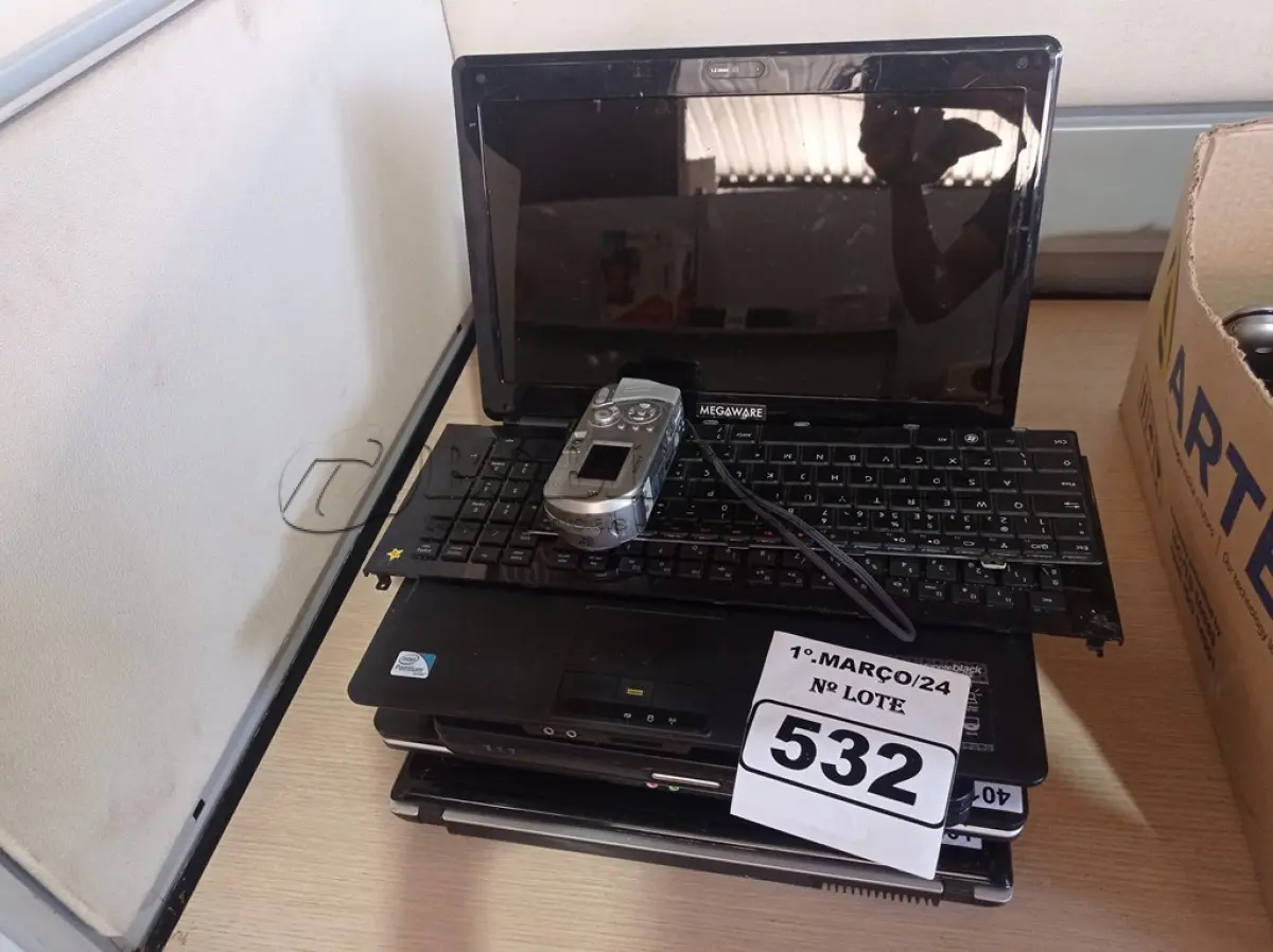 LOTE 532 - 04 NOTEBOOKS, 02 TECLADOS E 01 MÁQUINA FOTOGRÁFICA ANTIGA PARA RETIRADA DE PEÇAS, (NO ESTADO) ATENÇÃO! FAZER A VISITAÇÃO ANTES DE ARREMATAR, NÃO SABEMOS SE FUNCIONA. LEILÃO NÃO TEM GARANTIA E NEM DEVOLUÇÃO, SUJEITO A POSSÍVEIS AVARIAS VISÍVEIS/OCULTAS E/OU AUSÊNCIA DE COMPONENTES.