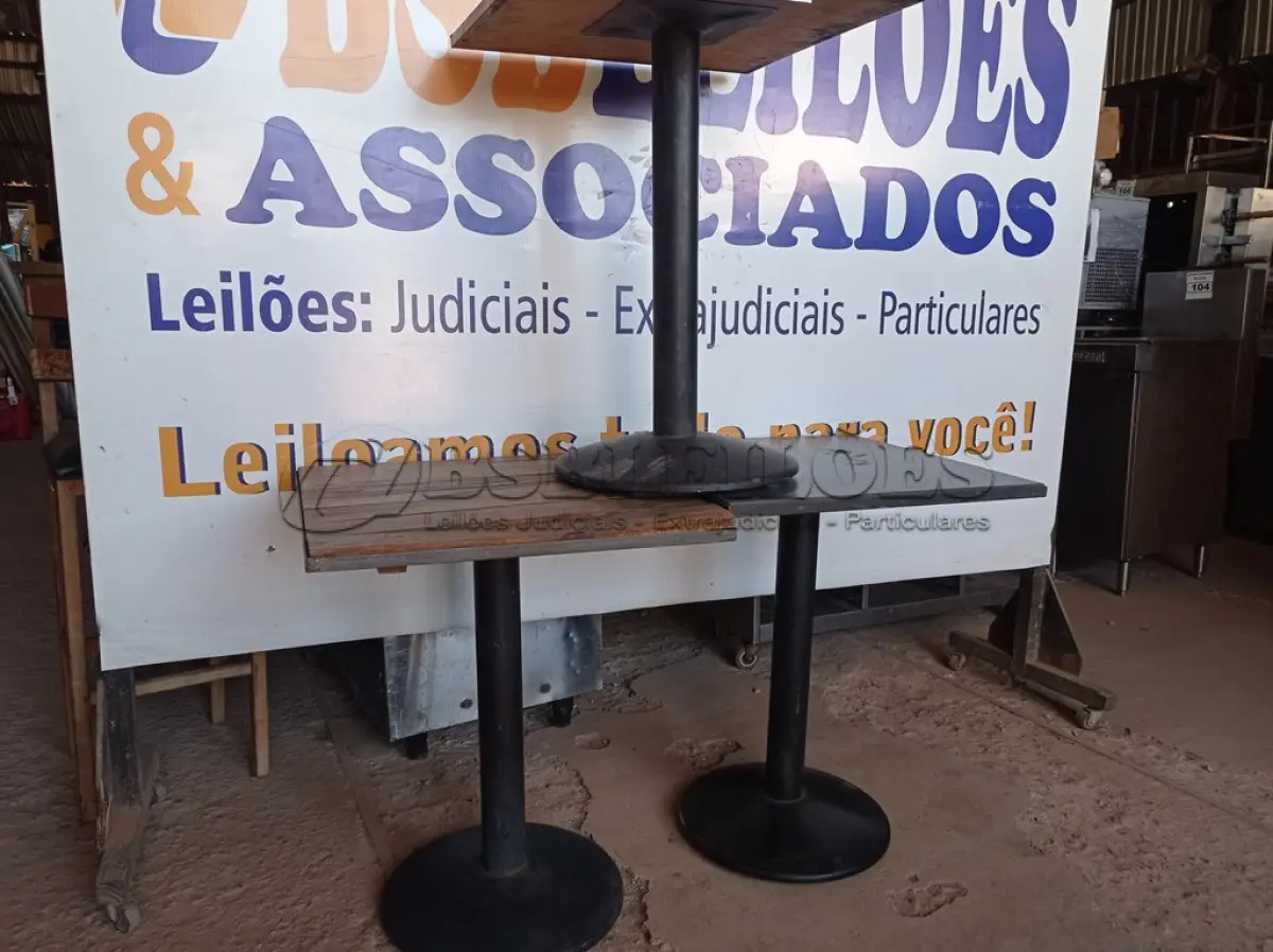 LOTE 014 - 03 MESAS DE MADEIRA COM PÉS DE FERRO MEDIDAS VARIADAS. (NO ESTADO, NÃO SABEMOS SE FUNCIONA. LEILÃO NÃO TEM GARANTIA E NEM DEVOLUÇÃO).