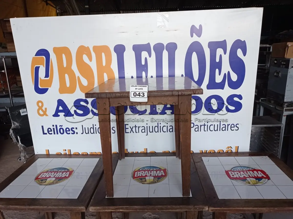 LOTE 043 - 04 MESAS DE MADEIRA, SENDO 03 COM TAMPO DE AZULEJO MEDINDO 80CMX80CM. (NO ESTADO, NÃO SABEMOS SE FUNCIONA. LEILÃO NÃO TEM GARANTIA E NEM DEVOLUÇÃO).