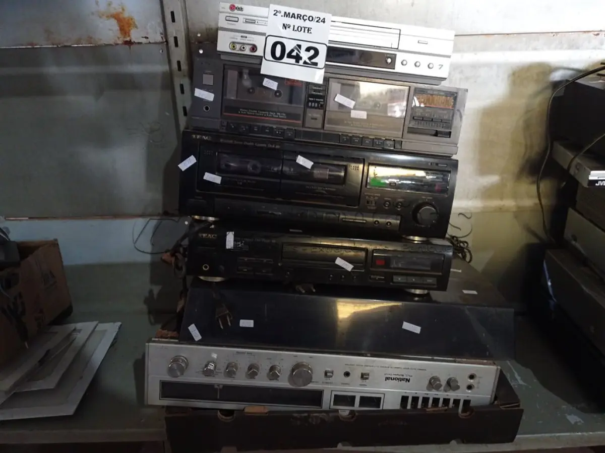 LOTE 042 - 02 CASSETES DECK, 02 APARELHOS DE DVD E 01 APARELHO DE SOM MARCA NATIONAL. (NO ESTADO) ATENÇÃO! FAZER A VISITAÇÃO ANTES DE ARREMATAR, NÃO SABEMOS SE FUNCIONA. LEILÃO NÃO TEM GARANTIA E NEM DEVOLUÇÃO, SUJEITO A POSSÍVEIS AVARIAS VISÍVEIS/OCULTAS E/OU AUSÊNCIA DE COMPONENTES.