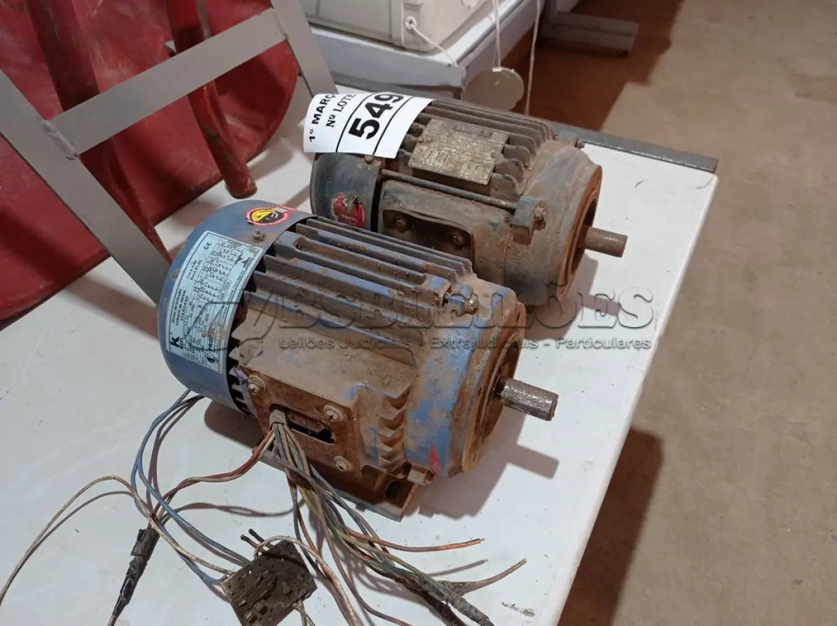 LOTE 549 - 02 MOTORES ELÉTRICOS. (NO ESTADO) ATENÇÃO! FAZER A VISITAÇÃO ANTES DE ARREMATAR, NÃO SABEMOS SE FUNCIONA. LEILÃO NÃO TEM GARANTIA E NEM DEVOLUÇÃO, SUJEITO A POSSÍVEIS AVARIAS VISÍVEIS/OCULTAS E/OU AUSÊNCIA DE COMPONENTES.