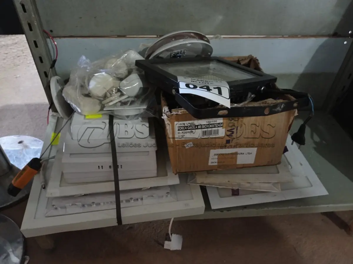 LOTE 041 - 01 LOTE COM VÁRIAS LUMINÁRIAS MARCAS E MODELOS DIVERSOS. (NO ESTADO) ATENÇÃO! FAZER A VISITAÇÃO ANTES DE ARREMATAR, NÃO SABEMOS SE FUNCIONA. LEILÃO NÃO TEM GARANTIA E NEM DEVOLUÇÃO, SUJEITO A POSSÍVEIS AVARIAS VISÍVEIS/OCULTAS E/OU AUSÊNCIA DE COMPONENTES.