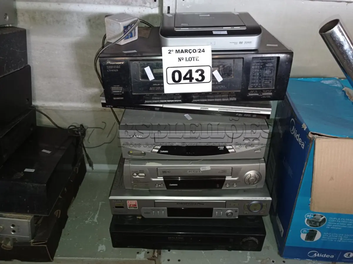 LOTE 043 - 04 VIDEOCASSETES, 02 APARELHOS DE DVD E 01 CASSETE DECK. (NO ESTADO) ATENÇÃO! FAZER A VISITAÇÃO ANTES DE ARREMATAR, NÃO SABEMOS SE FUNCIONA. LEILÃO NÃO TEM GARANTIA E NEM DEVOLUÇÃO, SUJEITO A POSSÍVEIS AVARIAS VISÍVEIS/OCULTAS E/OU AUSÊNCIA DE COMPONENTES.