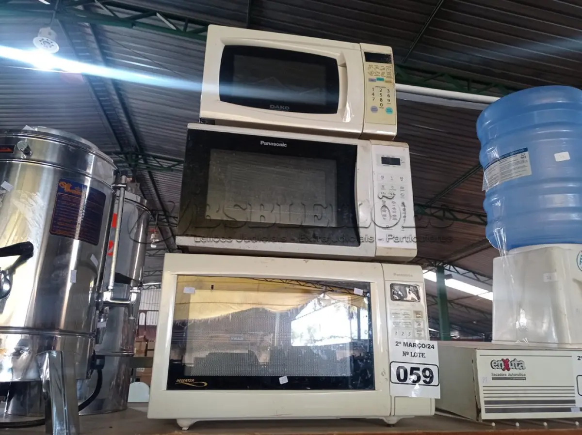 LOTE 059 - 03 MICRO-ONDAS MARCAS E MODELOS DIVERSOS. (NO ESTADO) ATENÇÃO! FAZER A VISITAÇÃO ANTES DE ARREMATAR, NÃO SABEMOS SE FUNCIONA. LEILÃO NÃO TEM GARANTIA E NEM DEVOLUÇÃO, SUJEITO A POSSÍVEIS AVARIAS VISÍVEIS/OCULTAS E/OU AUSÊNCIA DE COMPONENTES.