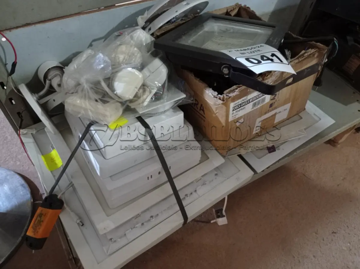 LOTE 041 - 01 LOTE COM VÁRIAS LUMINÁRIAS MARCAS E MODELOS DIVERSOS. (NO ESTADO) ATENÇÃO! FAZER A VISITAÇÃO ANTES DE ARREMATAR, NÃO SABEMOS SE FUNCIONA. LEILÃO NÃO TEM GARANTIA E NEM DEVOLUÇÃO, SUJEITO A POSSÍVEIS AVARIAS VISÍVEIS/OCULTAS E/OU AUSÊNCIA DE COMPONENTES.