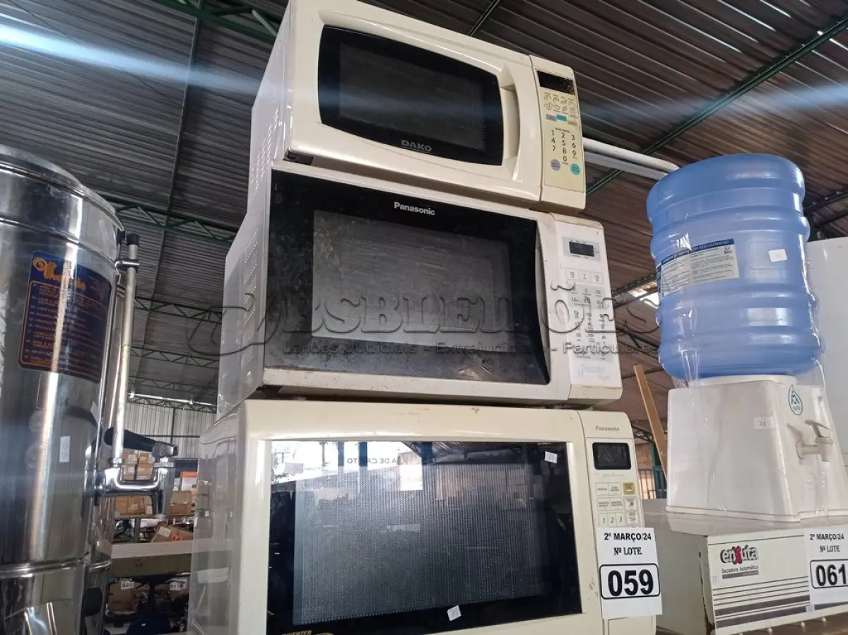 LOTE 059 - 03 MICRO-ONDAS MARCAS E MODELOS DIVERSOS. (NO ESTADO) ATENÇÃO! FAZER A VISITAÇÃO ANTES DE ARREMATAR, NÃO SABEMOS SE FUNCIONA. LEILÃO NÃO TEM GARANTIA E NEM DEVOLUÇÃO, SUJEITO A POSSÍVEIS AVARIAS VISÍVEIS/OCULTAS E/OU AUSÊNCIA DE COMPONENTES.