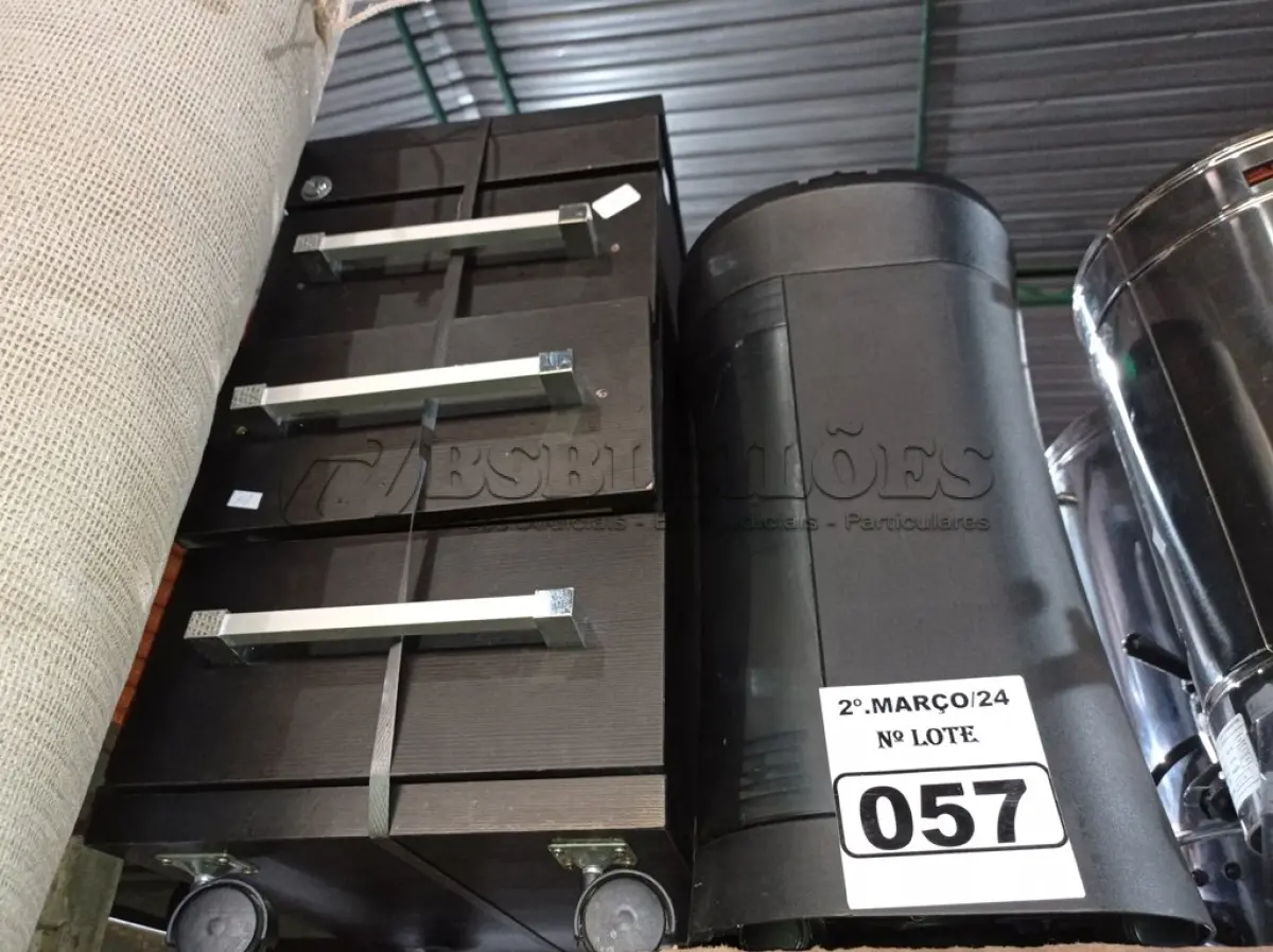 LOTE 057 - 01 GAVETEIRO E 01 FRAGMENTADORA DE PAPEL. (NO ESTADO) ATENÇÃO! FAZER A VISITAÇÃO ANTES DE ARREMATAR, NÃO SABEMOS SE FUNCIONA. LEILÃO NÃO TEM GARANTIA E NEM DEVOLUÇÃO, SUJEITO A POSSÍVEIS AVARIAS VISÍVEIS/OCULTAS E/OU AUSÊNCIA DE COMPONENTES.