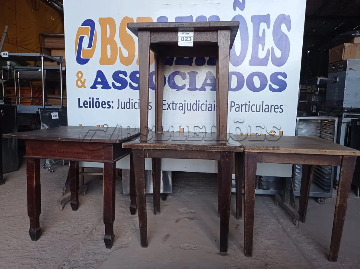LOTE 023 - 04 MESAS EM MADEIRA MEDINDO 80X80CM. (NO ESTADO, NÃO SABEMOS SE FUNCIONA. LEILÃO NÃO TEM GARANTIA E NEM DEVOLUÇÃO).