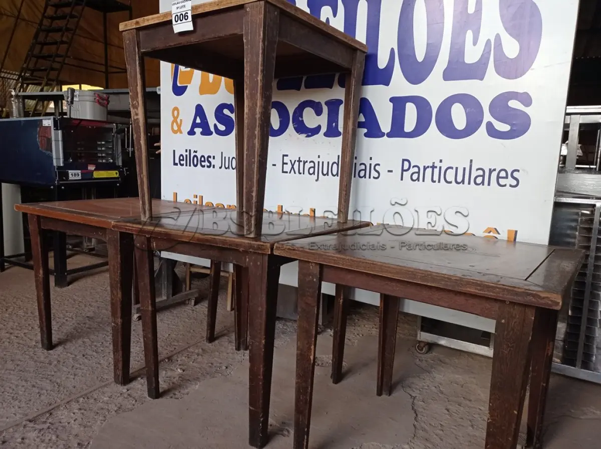 LOTE 006 - 04 MESAS EM MADEIRA MEDINDO 80X80CM. (NO ESTADO, NÃO SABEMOS SE FUNCIONA. LEILÃO NÃO TEM GARANTIA E NEM DEVOLUÇÃO).