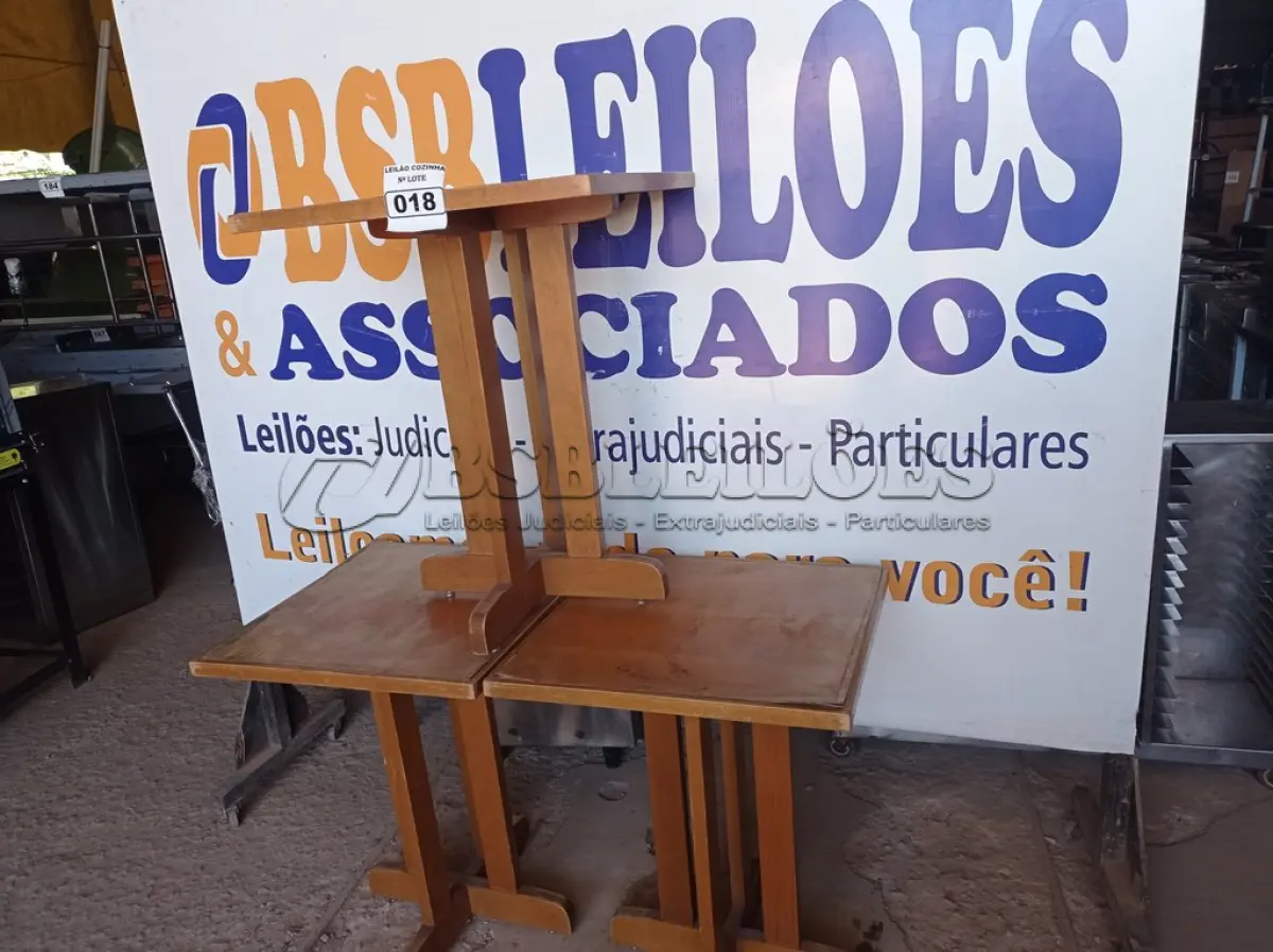 LOTE 018 - 04 MESAS DE MADEIRA MEDINDO 60CMX60CM(NO ESTADO, NÃO SABEMOS SE FUNCIONA. LEILÃO NÃO TEM GARANTIA E NEM DEVOLUÇÃO).