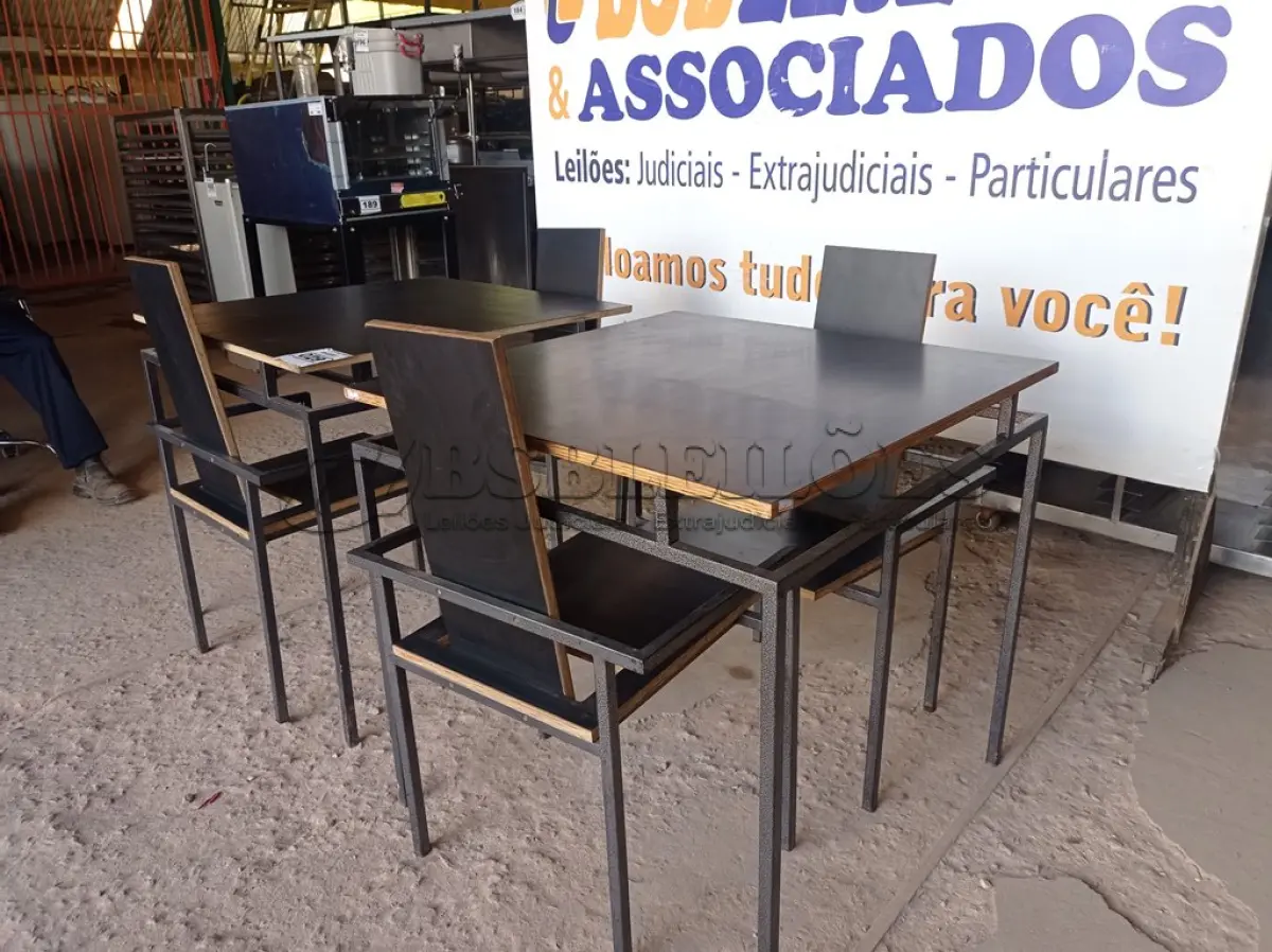 LOTE 029 - 02 MESAS DESIGN ARROJADO COM TAMPO DE MADEIRA E PÉS DE FERRO COM 04 CADEIRAS MEDINDO 80CMX80CM. (NO ESTADO, NÃO SABEMOS SE FUNCIONA. LEILÃO NÃO TEM GARANTIA E NEM DEVOLUÇÃO).