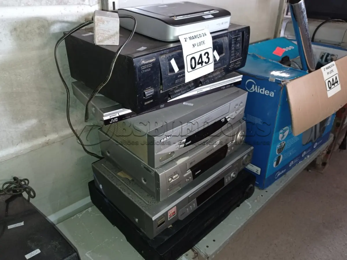 LOTE 043 - 04 VIDEOCASSETES, 02 APARELHOS DE DVD E 01 CASSETE DECK. (NO ESTADO) ATENÇÃO! FAZER A VISITAÇÃO ANTES DE ARREMATAR, NÃO SABEMOS SE FUNCIONA. LEILÃO NÃO TEM GARANTIA E NEM DEVOLUÇÃO, SUJEITO A POSSÍVEIS AVARIAS VISÍVEIS/OCULTAS E/OU AUSÊNCIA DE COMPONENTES.