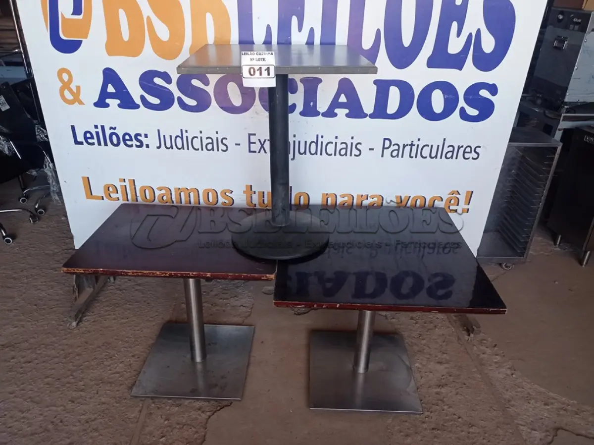 LOTE 011 - 03 MESAS DE MADEIRA COM BASE DE FERRO MEDINDO MEDIDAS VARIADAS. (NO ESTADO, NÃO SABEMOS SE FUNCIONA. LEILÃO NÃO TEM GARANTIA E NEM DEVOLUÇÃO).
