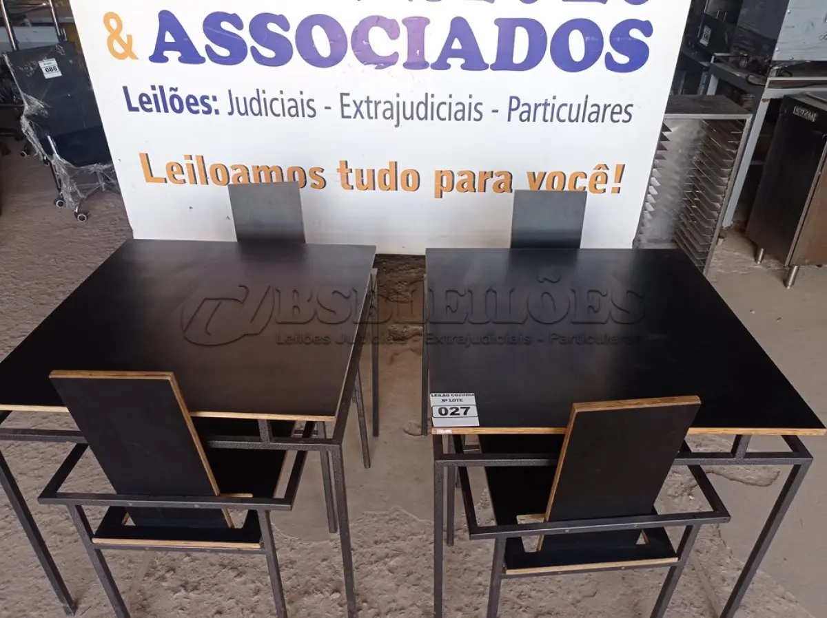 LOTE 027 - 02 MESAS DESIGN ARROJADO COM TAMPO DE MADEIRA E PÉS DE FERRO COM 04 CADEIRAS MEDINDO 80CMX80CM. (NO ESTADO, NÃO SABEMOS SE FUNCIONA. LEILÃO NÃO TEM GARANTIA E NEM DEVOLUÇÃO).