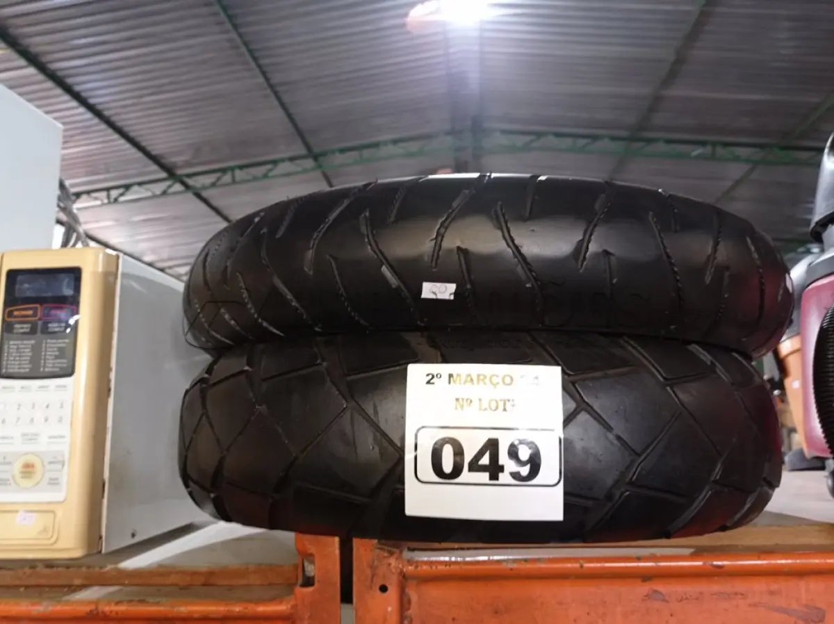 LOTE 049 - 02 PNEUS DE MOTO. (NO ESTADO) ATENÇÃO! FAZER A VISITAÇÃO ANTES DE ARREMATAR, NÃO SABEMOS SE FUNCIONA. LEILÃO NÃO TEM GARANTIA E NEM DEVOLUÇÃO, SUJEITO A POSSÍVEIS AVARIAS VISÍVEIS/OCULTAS E/OU AUSÊNCIA DE COMPONENTES.