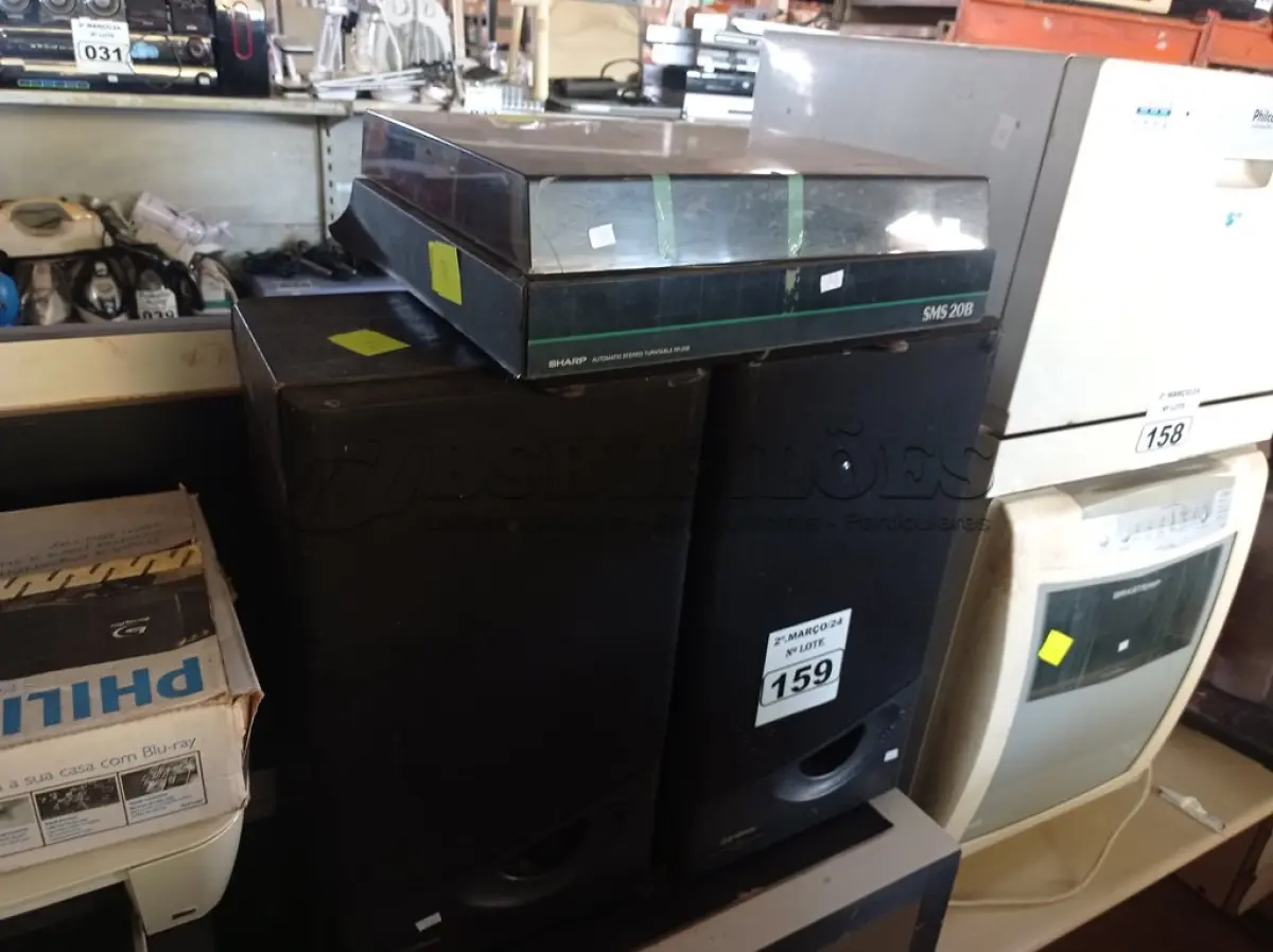 LOTE 159 - 01 TOCA DISCOS E 02 CAIXAS DE SOM. (NO ESTADO) ATENÇÃO! FAZER A VISITAÇÃO ANTES DE ARREMATAR, NÃO SABEMOS SE FUNCIONA. LEILÃO NÃO TEM GARANTIA E NEM DEVOLUÇÃO, SUJEITO A POSSÍVEIS AVARIAS VISÍVEIS/OCULTAS E/OU AUSÊNCIA DE COMPONENTES.