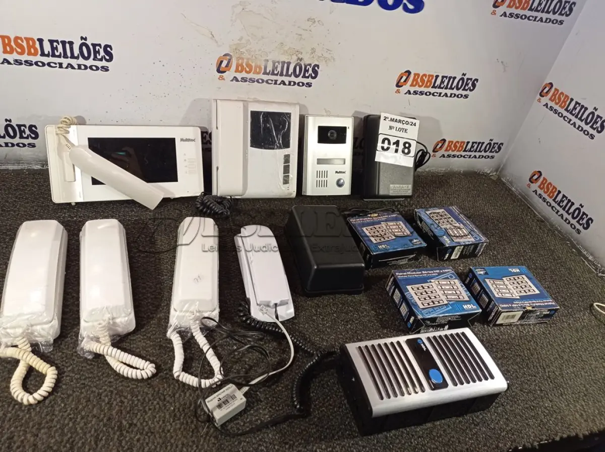 LOTE 018 - 01 LOTE COM VÁRIOS INTERFONES MARCAS E MODELOS DIVERSOS. (NO ESTADO) ATENÇÃO! FAZER A VISITAÇÃO ANTES DE ARREMATAR, NÃO SABEMOS SE FUNCIONA. LEILÃO NÃO TEM GARANTIA E NEM DEVOLUÇÃO, SUJEITO A POSSÍVEIS AVARIAS VISÍVEIS/OCULTAS E/OU AUSÊNCIA DE COMPONENTES.