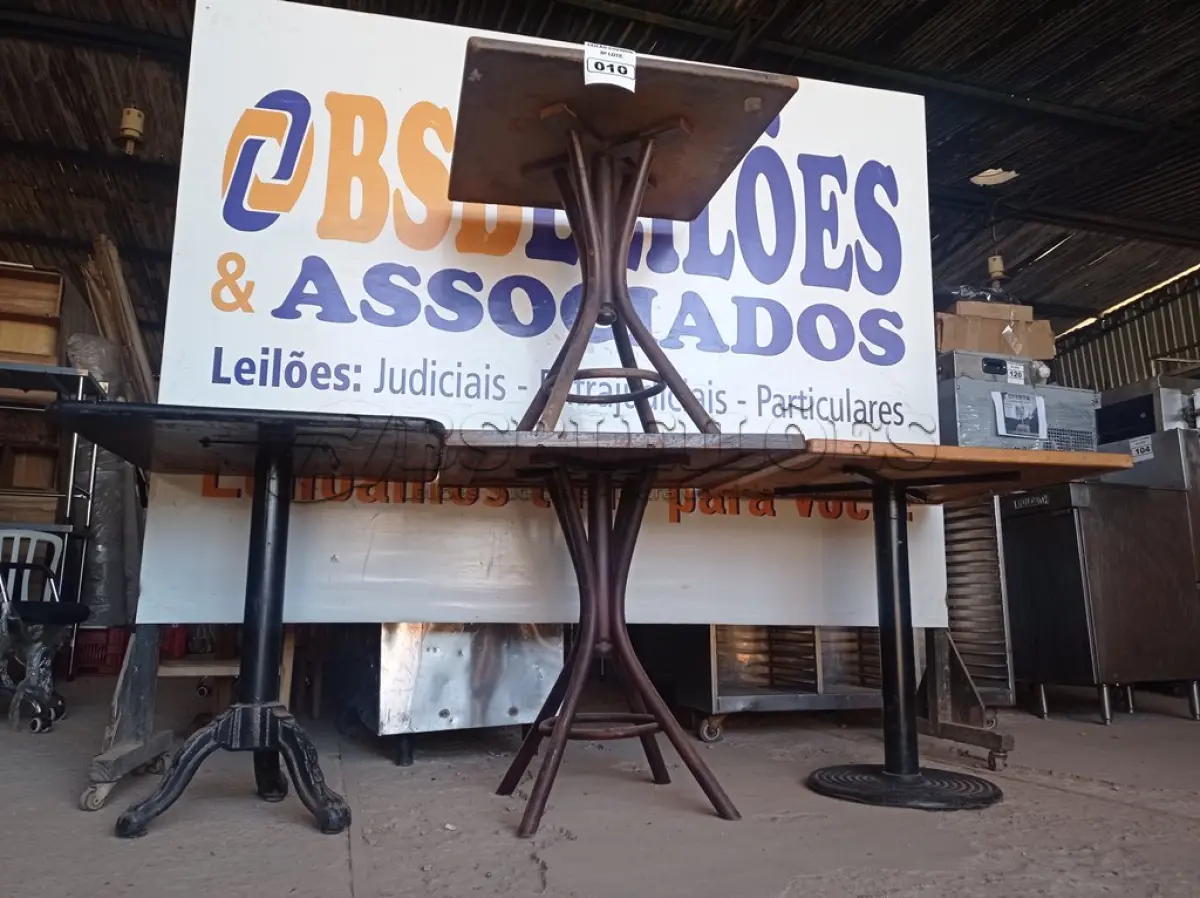 LOTE 010 - 04 MESAS EM MADEIRA SENDO 02 COM BASE DE FERRO MEDINDO 70CMX70CM. (NO ESTADO, NÃO SABEMOS SE FUNCIONA. LEILÃO NÃO TEM GARANTIA E NEM DEVOLUÇÃO).