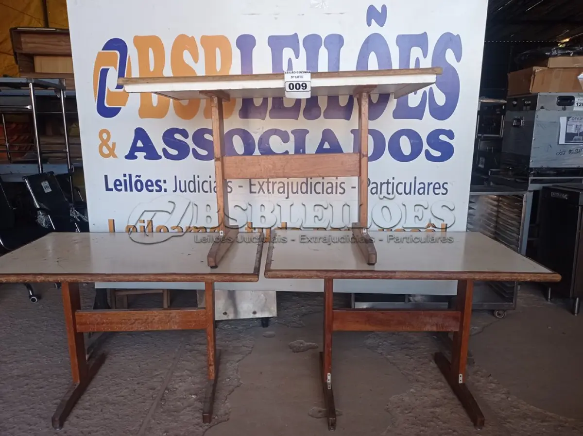 LOTE 009 - 03 MESAS EM MADEIRA MEDINDO 120CMX75CM. (NO ESTADO, NÃO SABEMOS SE FUNCIONA. LEILÃO NÃO TEM GARANTIA E NEM DEVOLUÇÃO).