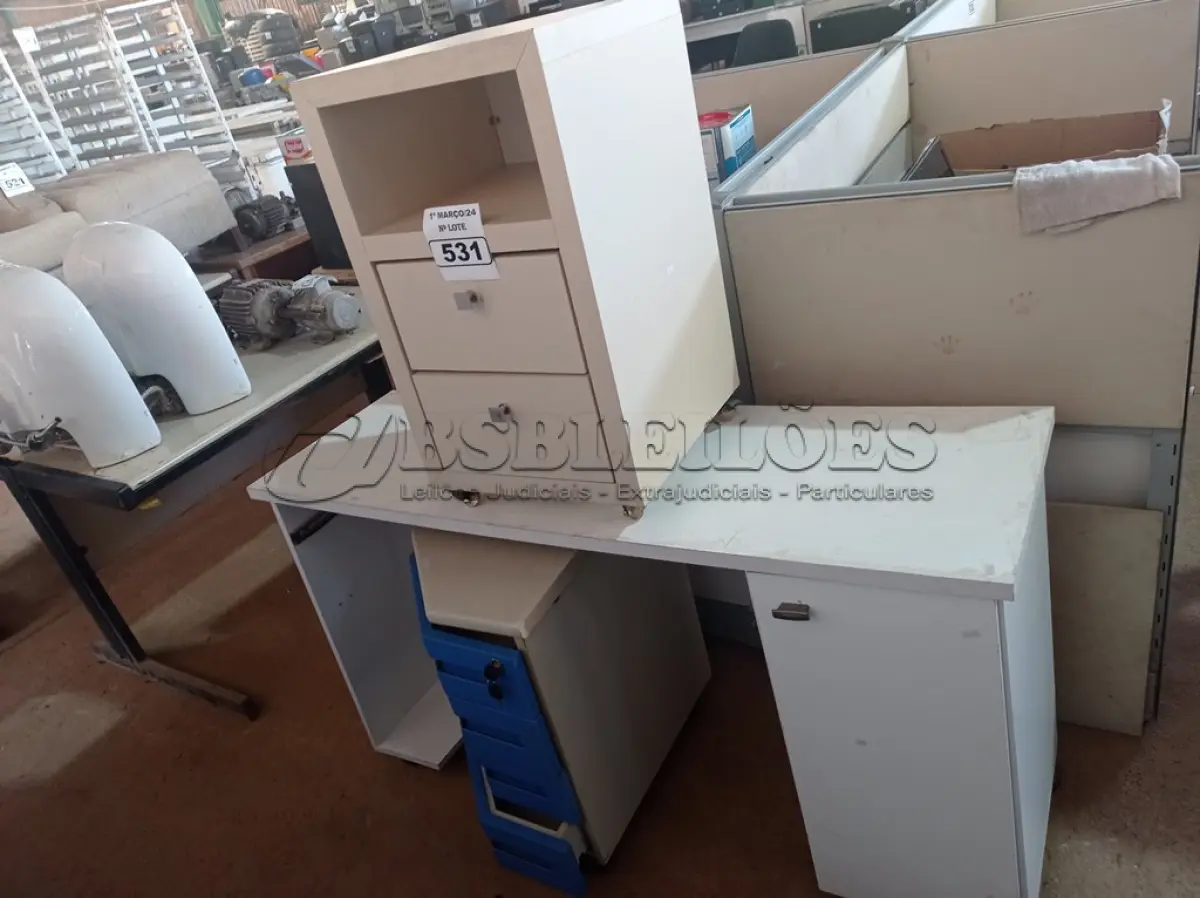 LOTE 531 - 02 GAVETEIROS E 01 MESINHA COM RODINHAS PARA ESCRITÓRIO. (NO ESTADO) ATENÇÃO! FAZER A VISITAÇÃO ANTES DE ARREMATAR, NÃO SABEMOS SE FUNCIONA. LEILÃO NÃO TEM GARANTIA E NEM DEVOLUÇÃO, SUJEITO A POSSÍVEIS AVARIAS VISÍVEIS/OCULTAS E/OU AUSÊNCIA DE COMPONENTES.