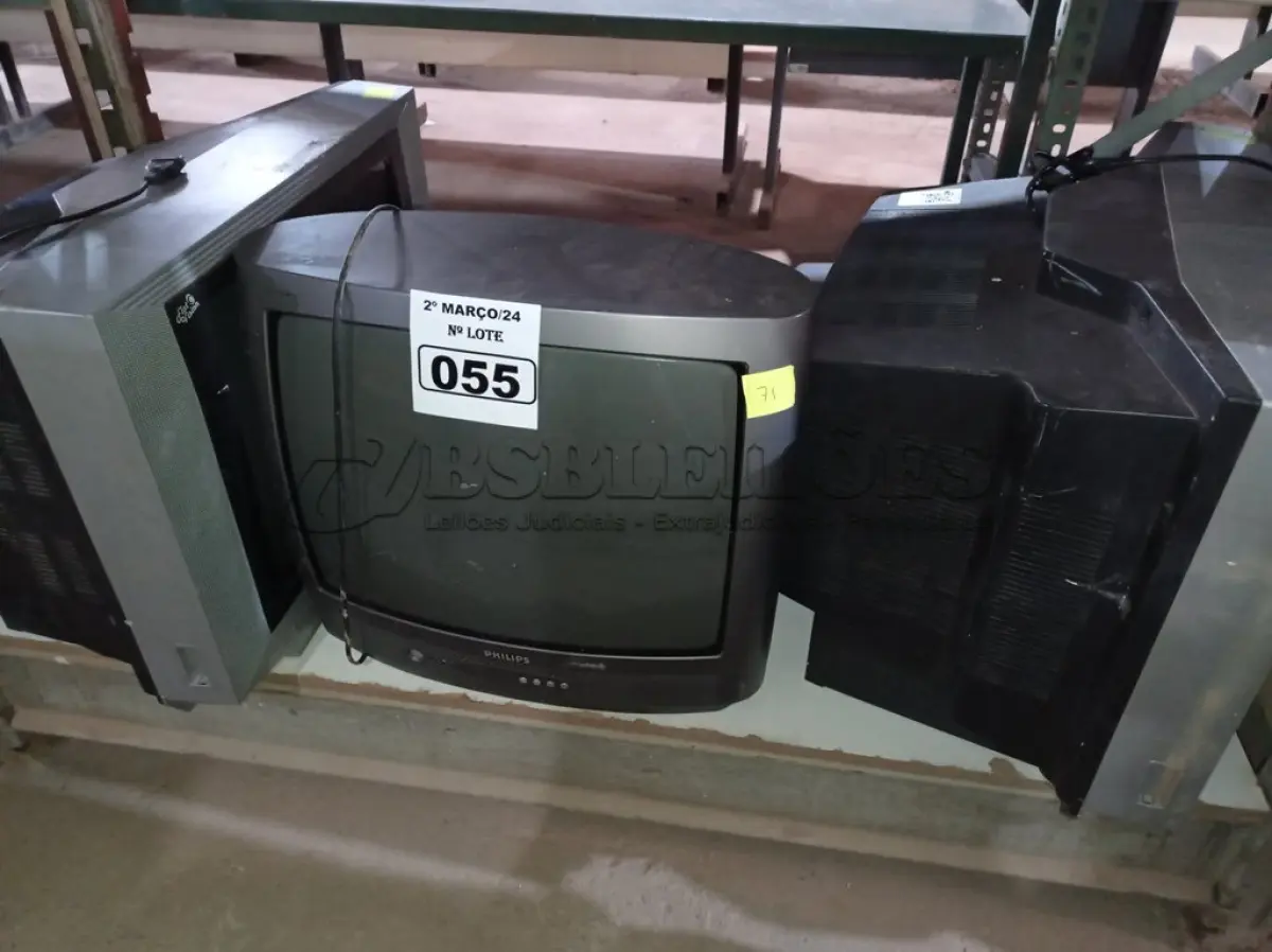 LOTE 055 - 03 TV’S DE TUBO MARCAS E MODELOS DIVERSOS. (NO ESTADO) ATENÇÃO! FAZER A VISITAÇÃO ANTES DE ARREMATAR, NÃO SABEMOS SE FUNCIONA. LEILÃO NÃO TEM GARANTIA E NEM DEVOLUÇÃO, SUJEITO A POSSÍVEIS AVARIAS VISÍVEIS/OCULTAS E/OU AUSÊNCIA DE COMPONENTES.